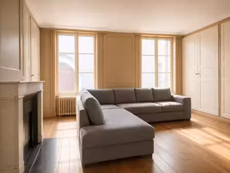maison de ville avec cour  places de parking  au cœur de mondoubleau
