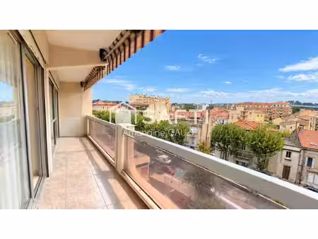 appartement rénové avec balcon en cœur de ville