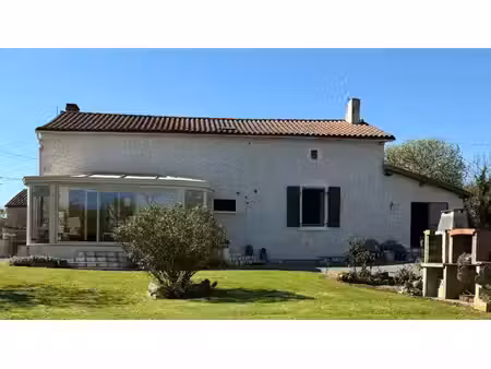 cellefrouin. maison 135 m² avec garage et véranda sur terrain de 12775 m²