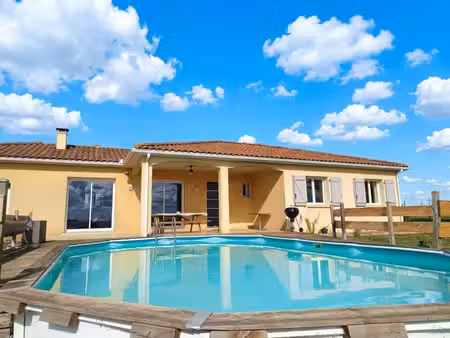 maison contemporaine de plain-pied avec piscine