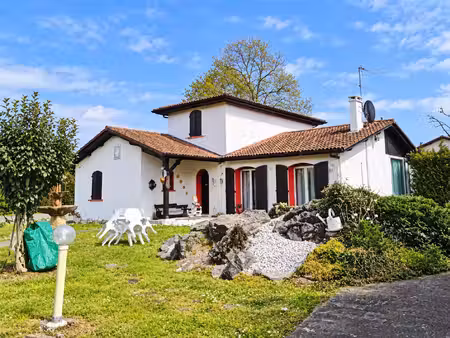 maison familiale avec piscine couverte  véranda et double garag