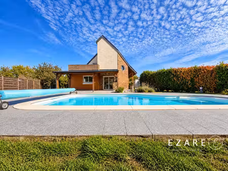 maison contemporaine avec piscine et jardin paysager