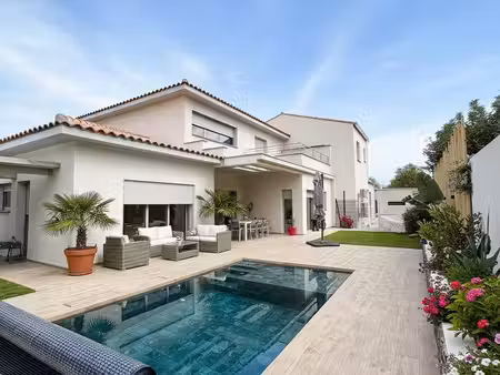 superbe villa récente de très haute gamme