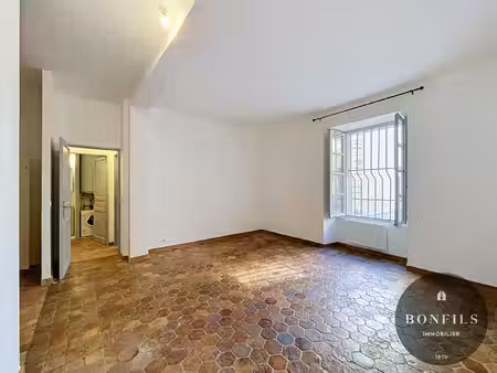 a louer avignon intra muros (84000) : charmant t2 rénové en rdc - rue vieneuve
