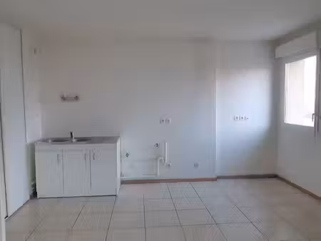 appartement t2 avec balcon + parking 655€cc ref.: la2281