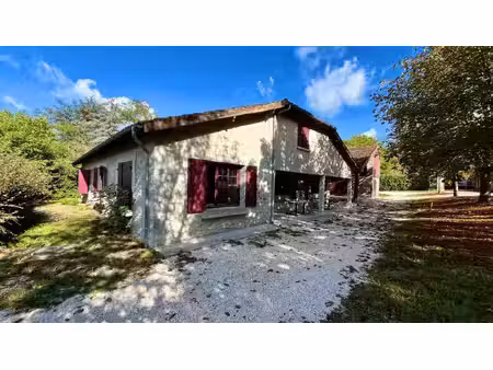 a louer grande maison en pierre entiérement rénové.