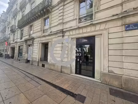 idéalement situé  à vendre mur avec cour  idéal pour profess