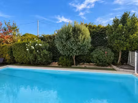 appartement t2 avec terrasse et jardinet   parking  piscine