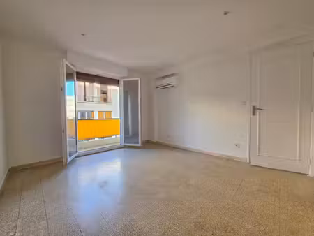 à louer – 2 pièces rénové avec terrasse – à 600m de la gare