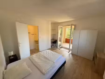 chambre avec balcon et salle de douche privée dans maison individuelle