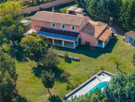 villa familiale avec 7 chambres et piscine à vendre dans le luberon