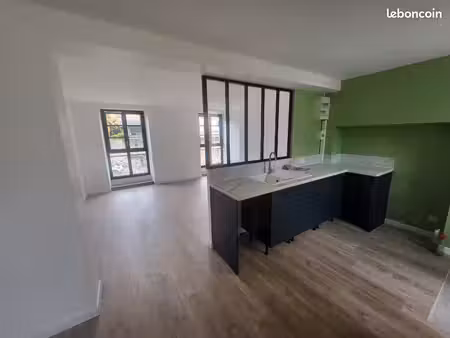 gourdon centre – superbe t2 rénové de 50 m² avec terrasse de 16 m² – dpe c