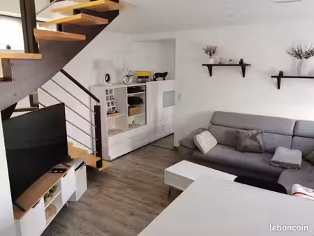 t4 meublé refait à neuf – 3 chambres – terrasse 20m² – parking