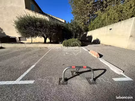 parking/box 15 m² pélissanne