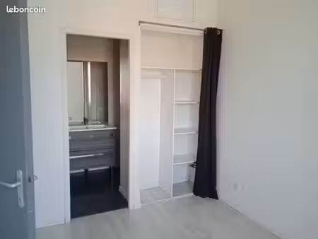 à louer  joli t2 de 35 m² situé au centre-ville de pierre-bénite