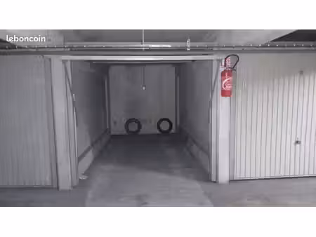 à louer : box fermé et sécurisé de 11 5 m² près de la gare