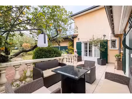 maison rénovée avec jardin et piscine