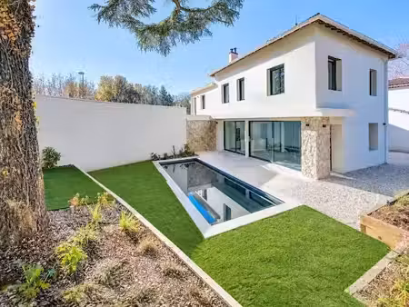 location maison 4 pièces 108 m² à aix-en-provence (13090)  3 000 €