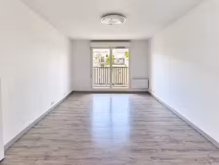 3 pièces de 65 32 m2 avec balcon et parking bail civil