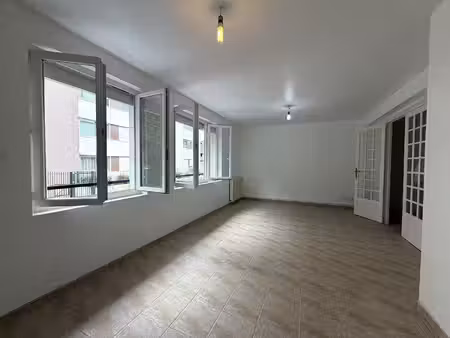appartement t3 avec parking et cave.