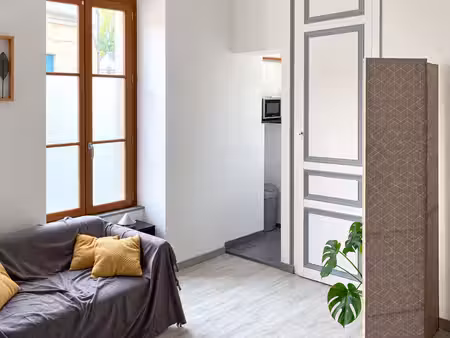 studio meublé situé en rdc d'un immeuble calme et sécurisé
