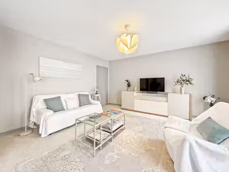 location t2 meuble - place des lices