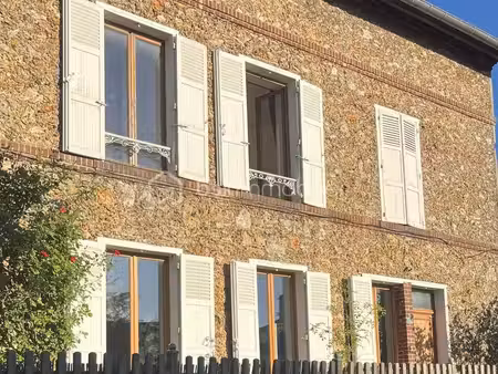 a proximité de marines grande maison en pierres