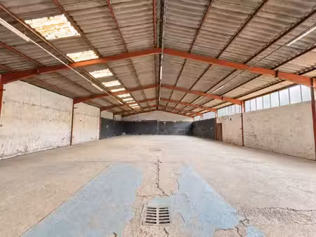 local professionnel avec zone de stockage et bureaux