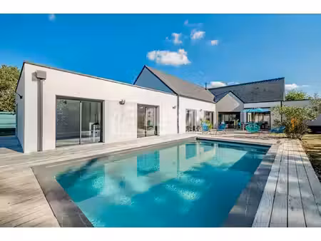 maison de plain pied   8 chambres  piscine et garage ( rt2012)