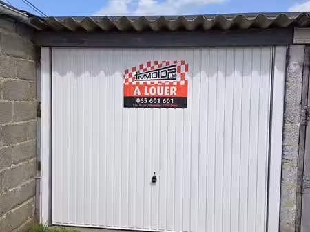 garage dans cour sécurisée. libre immédiatement!
