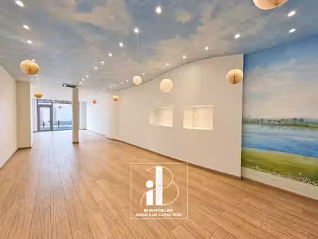 fontainebleau emplacement n°1 belle boutique de 104 m²