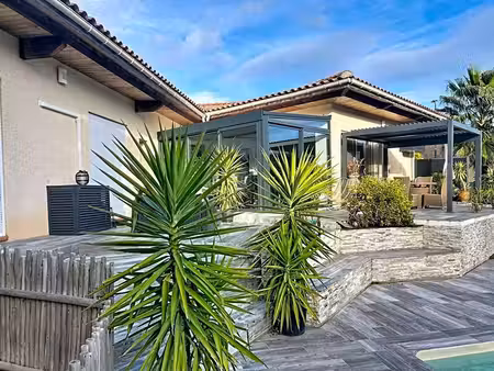 villa spacieuse de 168m2 avec une piscine s'étendant sur 851m2 de terrain