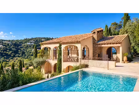 villa rénovée avec piscine et superbe vue mer