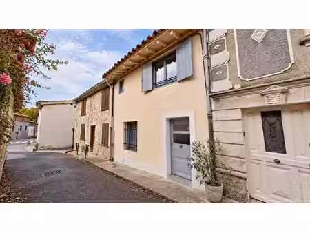 maison au pied de la cité médiévale de carcassonne  avec vue sur les remparts