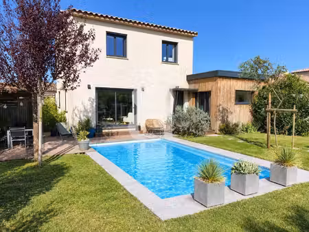 villa récente de style contemporain avec piscine et jardin pays