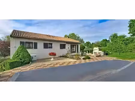 maison individuelle sur sous-sol  avec piscine sur un terrain de 1491 m²