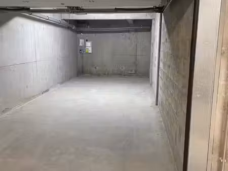 grand garage box enfilade centre ville doublement securé avec moteur