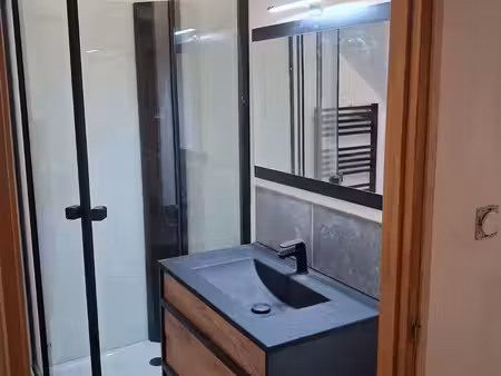 f2 meublé neuf 40 m² rénové et isolé – cœur de ville avallon – sans frais d’agence