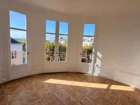 appartement de prestige rénové 2 chambres  double salon et