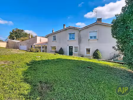 charmante maison ancienne au calme de 125 m² avec jardin et garages !