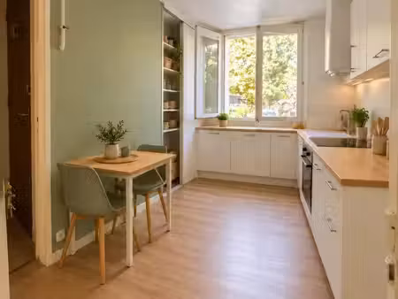 appartement t2/t3 au choix  38 46 m²  rdc surélevé traversant  stationnement libre dans la