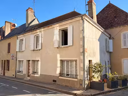 maison de ville pleine de charme au cœur de la châtre