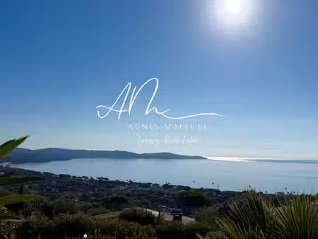 tres belle contemporaine avec belle vue sur la mer dans petit domaine