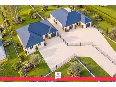 maison de plain pied   grande salle de vie de 60 m²  3 chambres et garage