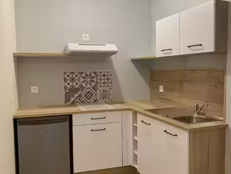 a monsempron-libos  t1 rénové en rez-de-chaussée avec place