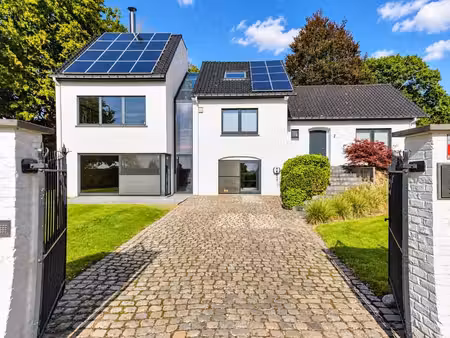 villa prête à vivre avec espaces polyvalents et jardin