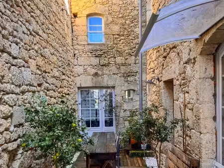 propriété de charme dans un village prisé avec cour intérieure