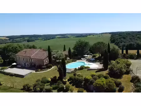 une somptueuse propriété gasconne  avec une vue imprenable  une piscine à débordement et..