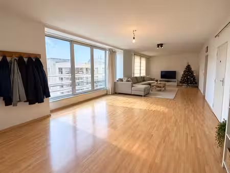 magnifique penthouse 3 chambres avec parking et cave