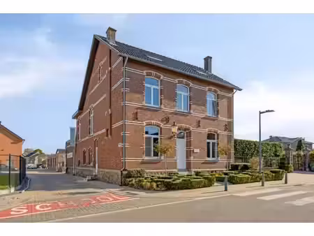 karaktervol hoekpand met woning en appartement in riemst